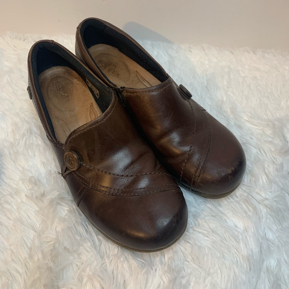WOMENS KEEN MORA BUTTON BROWN LEATHER SLIP ON